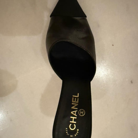 CHANEL Elegant Black Heels with Pearl Accent - Picture 8 of 9
